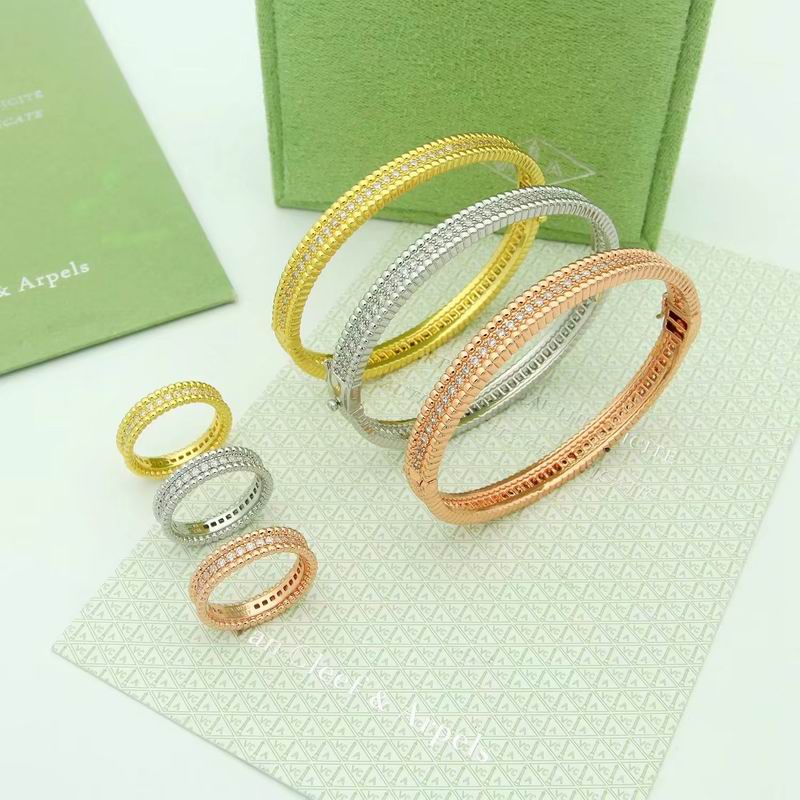 Van Cleef & Arpels suits 09yxq01